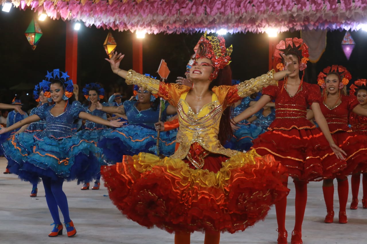 grupo de pessoas posa para a foto